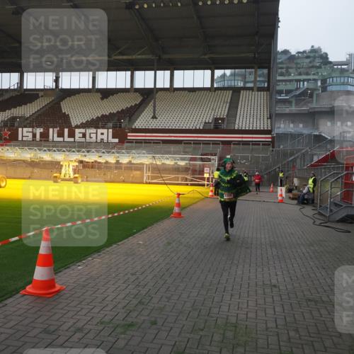 07.12.2025 - St. Pauli X-Mass-Run No. 15 Fabian Wolf http://msf.ph/oto/9374591 07.12.2025 10:00:53 Ziel 1050, 2378, 3084 meine-sportfotos.de