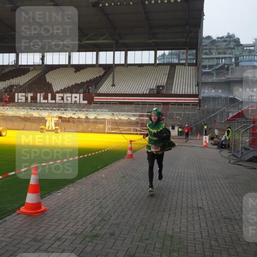 07.12.2025 - St. Pauli X-Mass-Run No. 15 Fabian Wolf http://msf.ph/oto/9374597 07.12.2025 10:00:53 Ziel 1050, 2378, 3084 meine-sportfotos.de