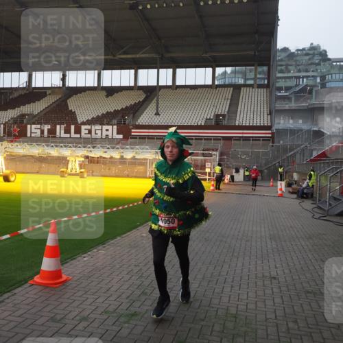 07.12.2025 - St. Pauli X-Mass-Run No. 15 Fabian Wolf http://msf.ph/oto/9374604 07.12.2025 10:00:54 Ziel 1050, 2378, 3084 meine-sportfotos.de