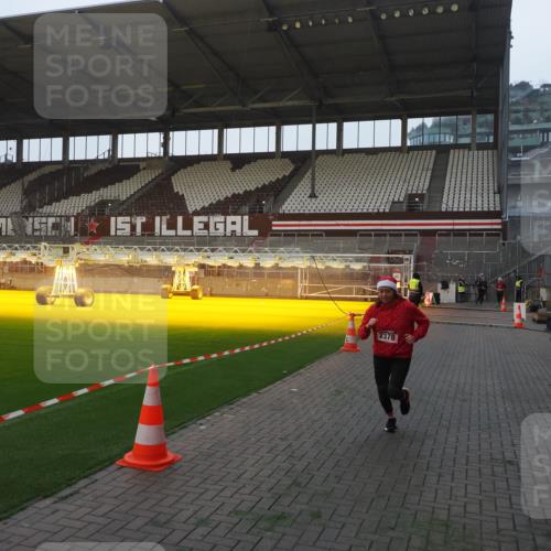 07.12.2025 - St. Pauli X-Mass-Run No. 15 Fabian Wolf http://msf.ph/oto/9374608 07.12.2025 10:01:00 Ziel 1050, 2378 meine-sportfotos.de