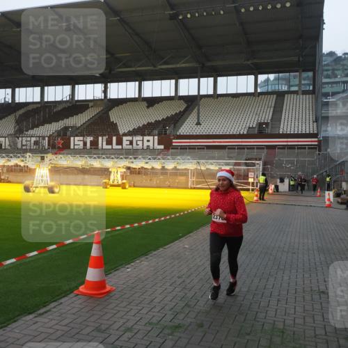 07.12.2025 - St. Pauli X-Mass-Run No. 15 Fabian Wolf http://msf.ph/oto/9374612 07.12.2025 10:01:00 Ziel 1050, 2378 meine-sportfotos.de