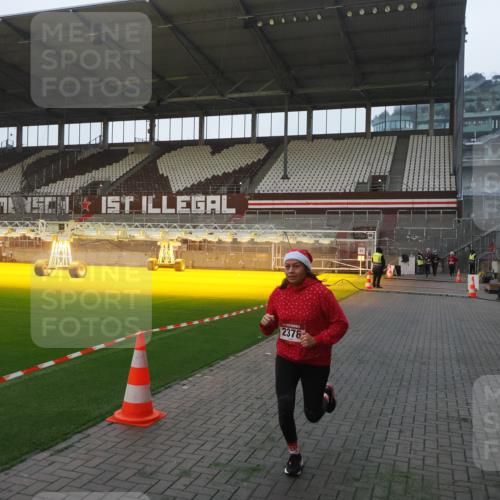 07.12.2025 - St. Pauli X-Mass-Run No. 15 Fabian Wolf http://msf.ph/oto/9374614 07.12.2025 10:01:00 Ziel 1050, 2378 meine-sportfotos.de