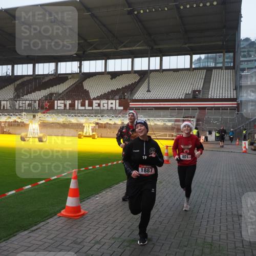 07.12.2025 - St. Pauli X-Mass-Run No. 15 Fabian Wolf http://msf.ph/oto/9374623 07.12.2025 10:01:08 Ziel 801, 1050, 1887, 1892, 2378, 2528 meine-sportfotos.de