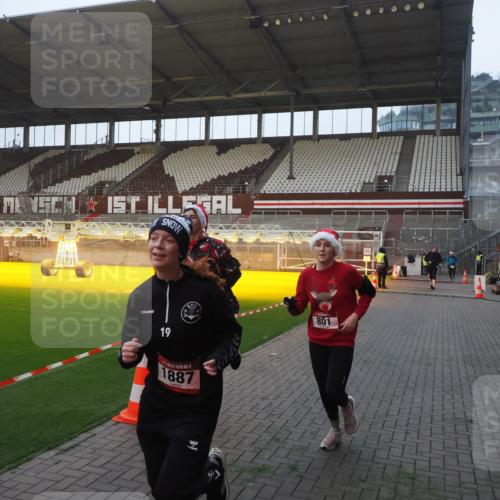 07.12.2025 - St. Pauli X-Mass-Run No. 15 Fabian Wolf http://msf.ph/oto/9374627 07.12.2025 10:01:09 Ziel 801, 1050, 1887, 1892, 2378, 2528 meine-sportfotos.de