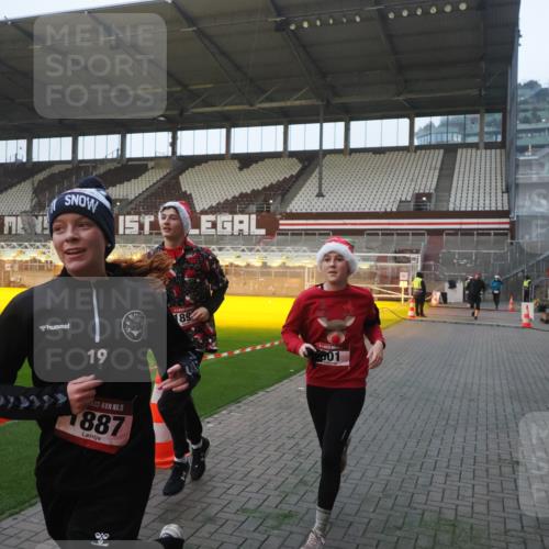 07.12.2025 - St. Pauli X-Mass-Run No. 15 Fabian Wolf http://msf.ph/oto/9374629 07.12.2025 10:01:09 Ziel 801, 1050, 1887, 1892, 2378, 2528 meine-sportfotos.de