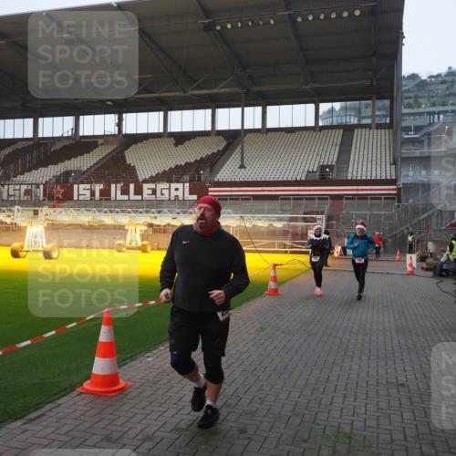 07.12.2025 - St. Pauli X-Mass-Run No. 15 Fabian Wolf http://msf.ph/oto/9374646 07.12.2025 10:01:16 Ziel 780, 783, 801, 1887, 1892, 2528 meine-sportfotos.de