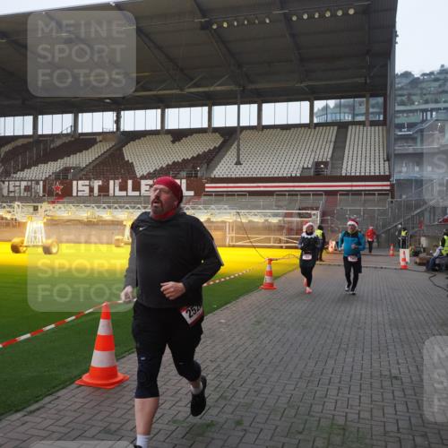 07.12.2025 - St. Pauli X-Mass-Run No. 15 Fabian Wolf http://msf.ph/oto/9374648 07.12.2025 10:01:16 Ziel 780, 783, 801, 1887, 1892, 2528 meine-sportfotos.de