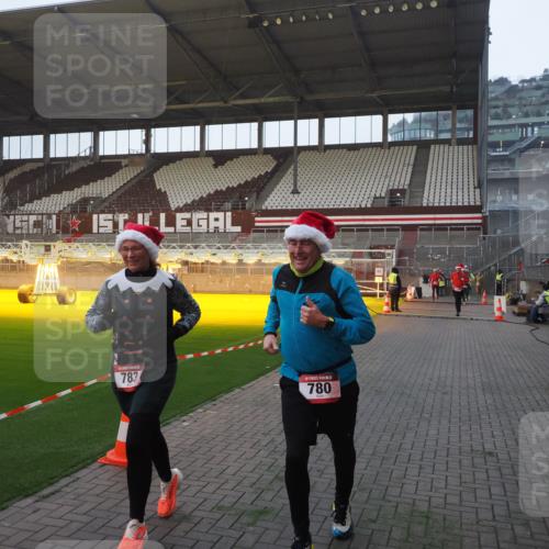 07.12.2025 - St. Pauli X-Mass-Run No. 15 Fabian Wolf http://msf.ph/oto/9374664 07.12.2025 10:01:19 Ziel 780, 783, 801, 1124, 1887, 1892, 2528 meine-sportfotos.de
