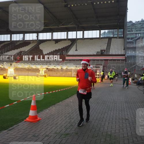 07.12.2025 - St. Pauli X-Mass-Run No. 15 Fabian Wolf http://msf.ph/oto/9374677 07.12.2025 10:01:26 Ziel 118, 393, 780, 783, 1124, 1294, 1760, 2528, 3187 meine-sportfotos.de