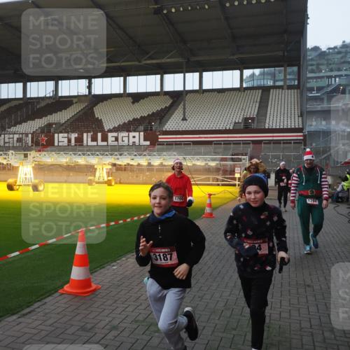 07.12.2025 - St. Pauli X-Mass-Run No. 15 Fabian Wolf http://msf.ph/oto/9374724 07.12.2025 10:01:32 Ziel 118, 393, 804, 1124, 1294, 1760, 3187, 3580, 3582, 3629, 3878 meine-sportfotos.de