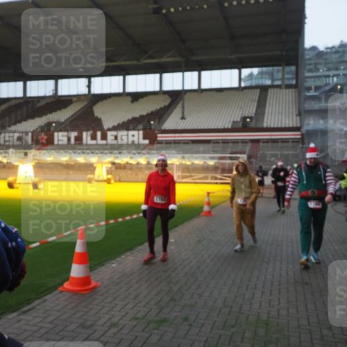 07.12.2025 - St. Pauli X-Mass-Run No. 15 Fabian Wolf http://msf.ph/oto/9374732 07.12.2025 10:01:33 Ziel 118, 393, 804, 1124, 1294, 1724, 1760, 3187, 3580, 3582, 3629, 3878 meine-sportfotos.de