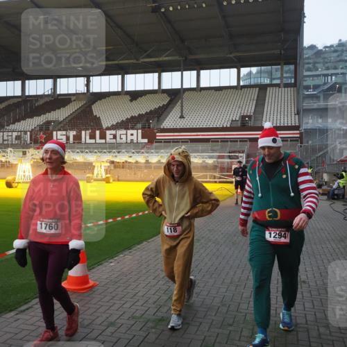 07.12.2025 - St. Pauli X-Mass-Run No. 15 Fabian Wolf http://msf.ph/oto/9374756 07.12.2025 10:01:35 Ziel 118, 393, 804, 1124, 1294, 1724, 1760, 1859, 3187, 3580, 3582, 3629, 3878 meine-sportfotos.de