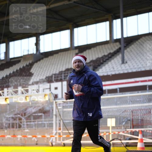 07.12.2025 - St. Pauli X-Mass-Run No. 15 Patografie http://msf.ph/oto/9374767 07.12.2025 09:58:25 Ziel 238, 261, 483, 532, 1173, 1603, 1633, 1774, 2205, 3515, 4031, 4206 meine-sportfotos.de