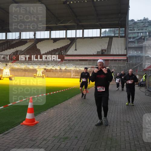 07.12.2025 - St. Pauli X-Mass-Run No. 15 Fabian Wolf http://msf.ph/oto/9374776 07.12.2025 10:01:40 Ziel 118, 393, 804, 959, 1294, 1724, 1760, 1859, 2167, 2681, 3187, 3580, 3582, 3629, 3878 meine-sportfotos.de