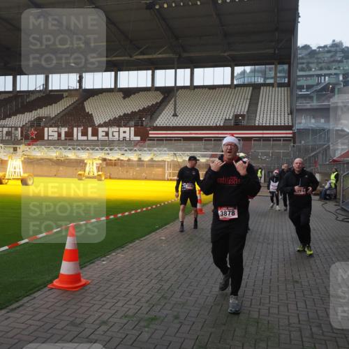 07.12.2025 - St. Pauli X-Mass-Run No. 15 Fabian Wolf http://msf.ph/oto/9374780 07.12.2025 10:01:41 Ziel 118, 393, 804, 959, 1294, 1724, 1760, 1859, 2167, 2681, 3187, 3580, 3582, 3629, 3878 meine-sportfotos.de