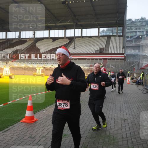 07.12.2025 - St. Pauli X-Mass-Run No. 15 Fabian Wolf http://msf.ph/oto/9374795 07.12.2025 10:01:42 Ziel 118, 393, 804, 959, 1724, 1859, 2167, 2681, 3187, 3580, 3582, 3629, 3878 meine-sportfotos.de