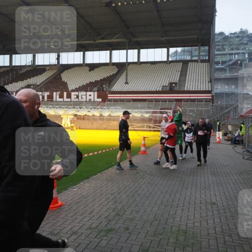 07.12.2025 - St. Pauli X-Mass-Run No. 15 Fabian Wolf http://msf.ph/oto/9374797 07.12.2025 10:01:43 Ziel 118, 393, 804, 959, 1724, 1859, 2167, 2681, 3187, 3580, 3582, 3629, 3878 meine-sportfotos.de