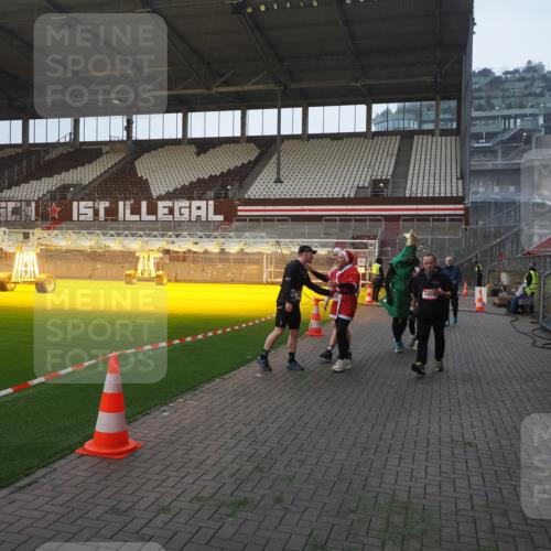 07.12.2025 - St. Pauli X-Mass-Run No. 15 Fabian Wolf http://msf.ph/oto/9374801 07.12.2025 10:01:44 Ziel 804, 959, 1724, 1859, 2167, 2681, 3187, 3580, 3582, 3629, 3878 meine-sportfotos.de