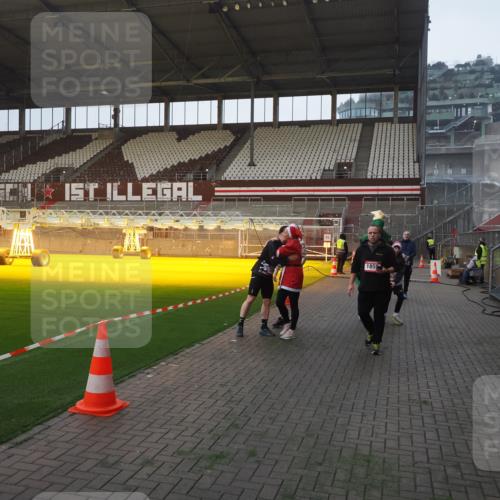 07.12.2025 - St. Pauli X-Mass-Run No. 15 Fabian Wolf http://msf.ph/oto/9374803 07.12.2025 10:01:44 Ziel 804, 959, 1724, 1859, 2167, 2681, 3187, 3580, 3582, 3629, 3878 meine-sportfotos.de