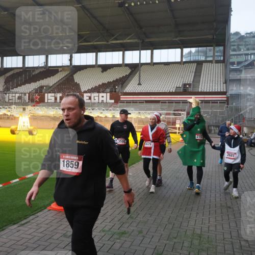 07.12.2025 - St. Pauli X-Mass-Run No. 15 Fabian Wolf http://msf.ph/oto/9374816 07.12.2025 10:01:48 Ziel 959, 1724, 1859, 2167, 2681, 3580, 3582, 3629 meine-sportfotos.de
