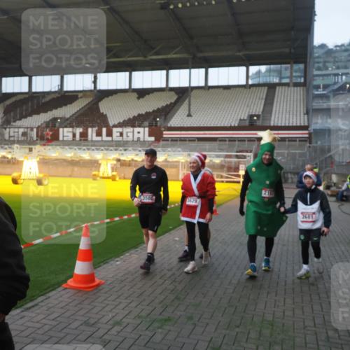07.12.2025 - St. Pauli X-Mass-Run No. 15 Fabian Wolf http://msf.ph/oto/9374820 07.12.2025 10:01:48 Ziel 959, 1724, 1859, 2167, 2681, 3580, 3582, 3629 meine-sportfotos.de