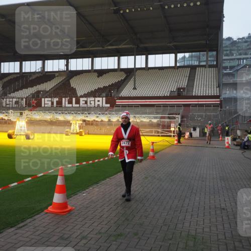 07.12.2025 - St. Pauli X-Mass-Run No. 15 Fabian Wolf http://msf.ph/oto/9374867 07.12.2025 10:02:06 Ziel 1934, 2472 meine-sportfotos.de