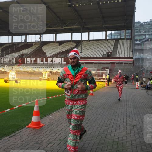 07.12.2025 - St. Pauli X-Mass-Run No. 15 Fabian Wolf http://msf.ph/oto/9374897 07.12.2025 10:02:13 Ziel 1934, 2472, 2923, 3944 meine-sportfotos.de