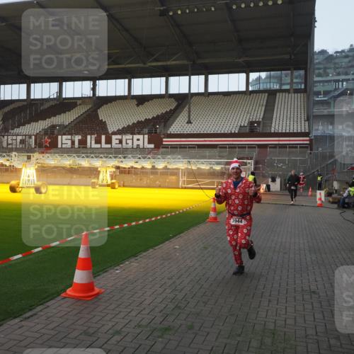 07.12.2025 - St. Pauli X-Mass-Run No. 15 Fabian Wolf http://msf.ph/oto/9374905 07.12.2025 10:02:14 Ziel 1934, 2472, 2923, 3944 meine-sportfotos.de