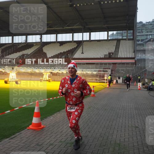 07.12.2025 - St. Pauli X-Mass-Run No. 15 Fabian Wolf http://msf.ph/oto/9374913 07.12.2025 10:02:15 Ziel 1934, 2472, 2923, 3944 meine-sportfotos.de