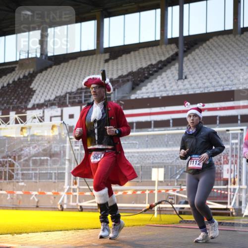 07.12.2025 - St. Pauli X-Mass-Run No. 15 Patografie http://msf.ph/oto/9374914 07.12.2025 09:59:44 Ziel 488, 910, 911, 934, 1112, 1763, 2186, 2729, 2964, 3513, 4051, 4052, 4465 meine-sportfotos.de