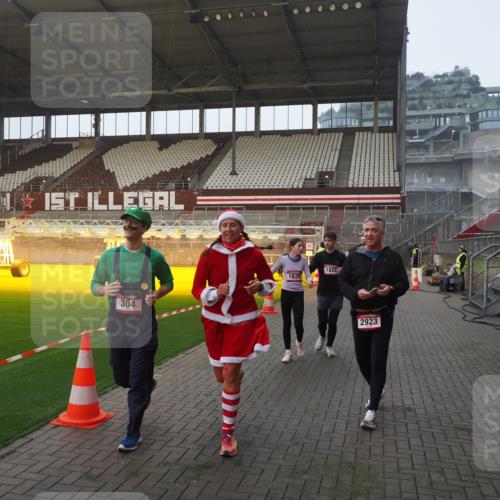 07.12.2025 - St. Pauli X-Mass-Run No. 15 Fabian Wolf http://msf.ph/oto/9374930 07.12.2025 10:02:26 Ziel 63, 304, 1105, 1828, 1829, 1934, 2604, 2923, 3944 meine-sportfotos.de