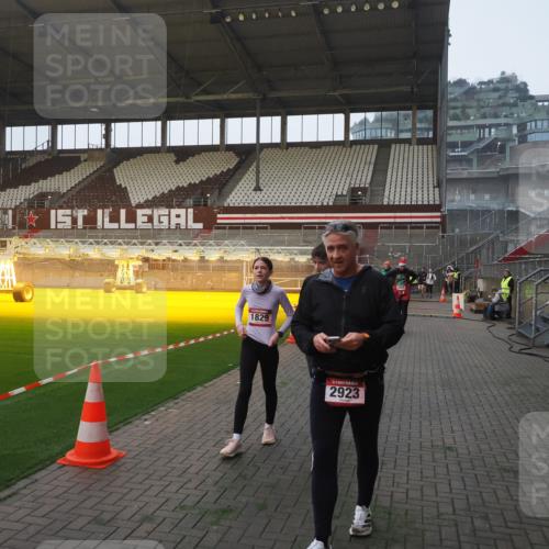 07.12.2025 - St. Pauli X-Mass-Run No. 15 Fabian Wolf http://msf.ph/oto/9374942 07.12.2025 10:02:27 Ziel 63, 304, 1105, 1828, 1829, 2604, 2923, 3944 meine-sportfotos.de