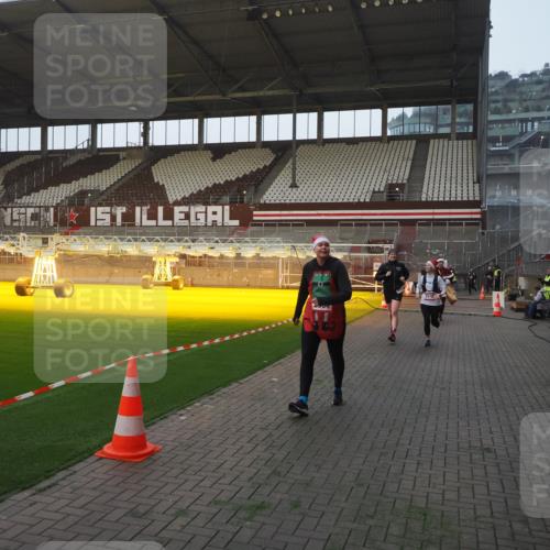 07.12.2025 - St. Pauli X-Mass-Run No. 15 Fabian Wolf http://msf.ph/oto/9374966 07.12.2025 10:02:34 Ziel 63, 304, 1105, 1828, 1829, 2510, 2514, 2604, 2908 meine-sportfotos.de