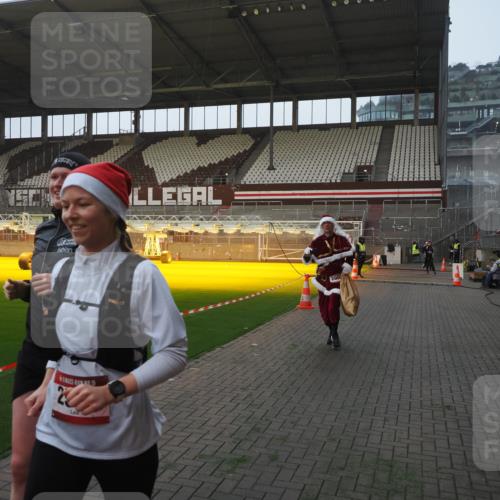 07.12.2025 - St. Pauli X-Mass-Run No. 15 Fabian Wolf http://msf.ph/oto/9374983 07.12.2025 10:02:38 Ziel 1105, 1828, 1829, 2510, 2514, 2604, 2781, 2908 meine-sportfotos.de