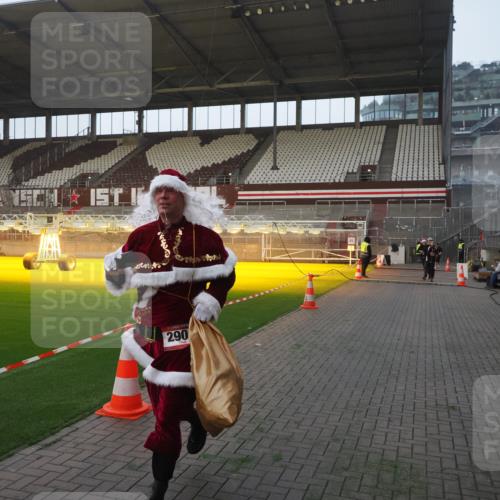 07.12.2025 - St. Pauli X-Mass-Run No. 15 Fabian Wolf http://msf.ph/oto/9374990 07.12.2025 10:02:39 Ziel 1105, 1828, 1829, 2510, 2514, 2604, 2780, 2781, 2908 meine-sportfotos.de