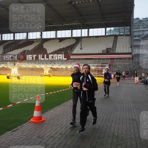 07.12.2025 - St. Pauli X-Mass-Run No. 15 Fabian Wolf http://msf.ph/oto/9374994 07.12.2025 10:02:45 Ziel 1105, 2510, 2514, 2780, 2781, 2908, 3518, 3892 meine-sportfotos.de