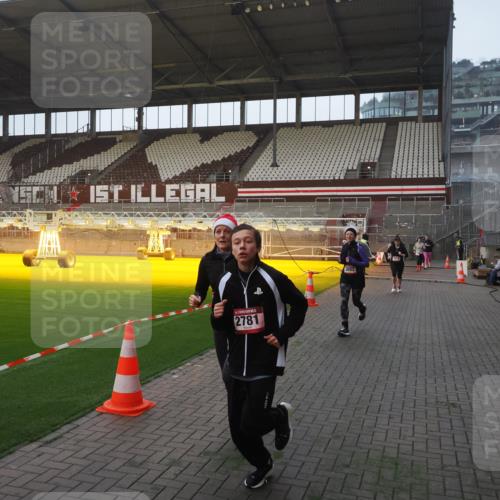 07.12.2025 - St. Pauli X-Mass-Run No. 15 Fabian Wolf http://msf.ph/oto/9374995 07.12.2025 10:02:45 Ziel 1105, 2510, 2514, 2780, 2781, 2908, 3518, 3892 meine-sportfotos.de
