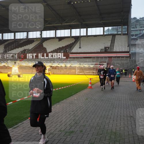 07.12.2025 - St. Pauli X-Mass-Run No. 15 Fabian Wolf http://msf.ph/oto/9375024 07.12.2025 10:02:57 Ziel 442, 443, 885, 918, 936, 943, 1314, 2505, 2780, 2781, 3284, 3417, 3518, 3892 meine-sportfotos.de