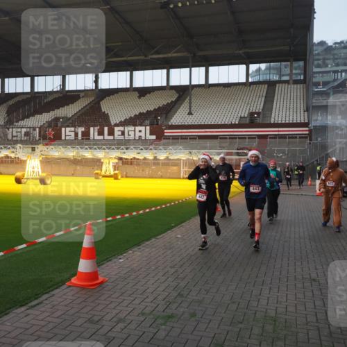 07.12.2025 - St. Pauli X-Mass-Run No. 15 Fabian Wolf http://msf.ph/oto/9375027 07.12.2025 10:02:58 Ziel 442, 443, 885, 918, 936, 943, 956, 1314, 2505, 2780, 2781, 3284, 3417, 3518, 3892 meine-sportfotos.de