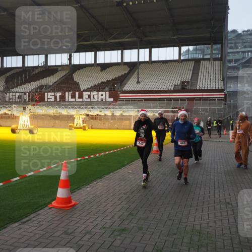 07.12.2025 - St. Pauli X-Mass-Run No. 15 Fabian Wolf http://msf.ph/oto/9375028 07.12.2025 10:02:58 Ziel 442, 443, 885, 918, 936, 943, 956, 1314, 2505, 2780, 2781, 3284, 3417, 3518, 3892 meine-sportfotos.de