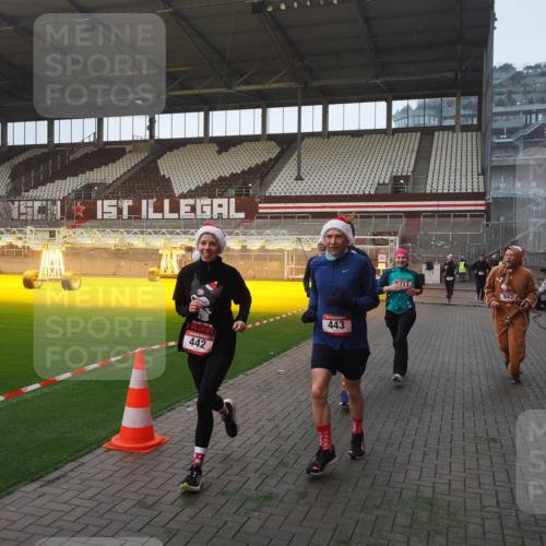 07.12.2025 - St. Pauli X-Mass-Run No. 15 Fabian Wolf http://msf.ph/oto/9375032 07.12.2025 10:02:59 Ziel 177, 442, 443, 885, 918, 936, 943, 956, 1314, 2505, 2780, 3284, 3417, 3518, 3892 meine-sportfotos.de