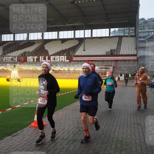 07.12.2025 - St. Pauli X-Mass-Run No. 15 Fabian Wolf http://msf.ph/oto/9375033 07.12.2025 10:02:59 Ziel 177, 442, 443, 885, 918, 936, 943, 956, 1314, 2505, 2780, 3284, 3417, 3518, 3892 meine-sportfotos.de