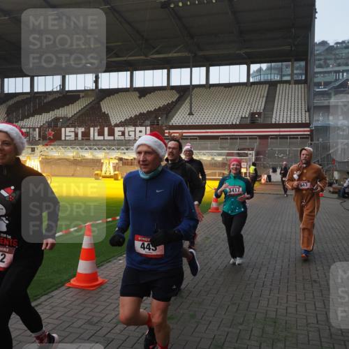 07.12.2025 - St. Pauli X-Mass-Run No. 15 Fabian Wolf http://msf.ph/oto/9375035 07.12.2025 10:03:00 Ziel 177, 442, 443, 885, 918, 936, 943, 956, 1314, 2505, 3284, 3417, 3518, 3892 meine-sportfotos.de