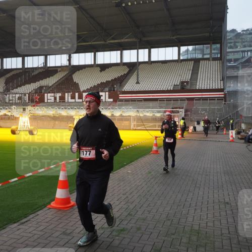 07.12.2025 - St. Pauli X-Mass-Run No. 15 Fabian Wolf http://msf.ph/oto/9375050 07.12.2025 10:03:04 Ziel 177, 442, 443, 885, 918, 936, 943, 956, 1118, 1314, 2505, 3284, 3417 meine-sportfotos.de