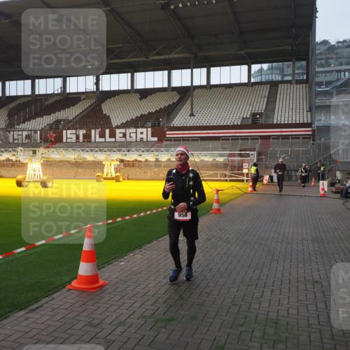 07.12.2025 - St. Pauli X-Mass-Run No. 15 Fabian Wolf http://msf.ph/oto/9375056 07.12.2025 10:03:05 Ziel 177, 442, 443, 885, 918, 936, 943, 956, 1118, 1314, 2505, 3284, 3417 meine-sportfotos.de