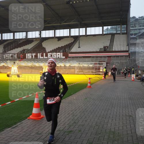 07.12.2025 - St. Pauli X-Mass-Run No. 15 Fabian Wolf http://msf.ph/oto/9375059 07.12.2025 10:03:06 Ziel 177, 442, 443, 885, 918, 936, 943, 956, 1118, 1314, 1594, 2505, 3284, 3417 meine-sportfotos.de