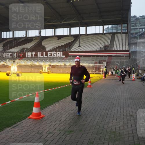07.12.2025 - St. Pauli X-Mass-Run No. 15 Fabian Wolf http://msf.ph/oto/9375062 07.12.2025 10:03:10 Ziel 177, 442, 443, 460, 936, 943, 956, 963, 965, 1118, 1594, 2505, 2682, 3417 meine-sportfotos.de
