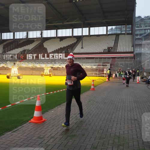 07.12.2025 - St. Pauli X-Mass-Run No. 15 Fabian Wolf http://msf.ph/oto/9375063 07.12.2025 10:03:10 Ziel 177, 442, 443, 460, 936, 943, 956, 963, 965, 1118, 1594, 2505, 2682, 3417 meine-sportfotos.de