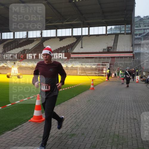 07.12.2025 - St. Pauli X-Mass-Run No. 15 Fabian Wolf http://msf.ph/oto/9375065 07.12.2025 10:03:10 Ziel 177, 442, 443, 460, 936, 943, 956, 963, 965, 1118, 1594, 2505, 2682, 3417 meine-sportfotos.de