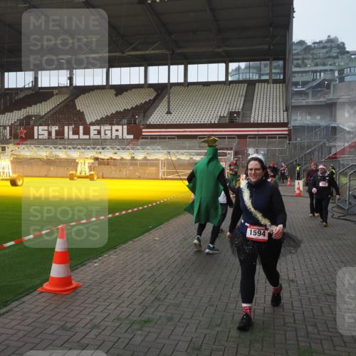 07.12.2025 - St. Pauli X-Mass-Run No. 15 Fabian Wolf http://msf.ph/oto/9375073 07.12.2025 10:03:16 Ziel 177, 460, 956, 963, 965, 1118, 1594, 2682, 2973, 2975 meine-sportfotos.de